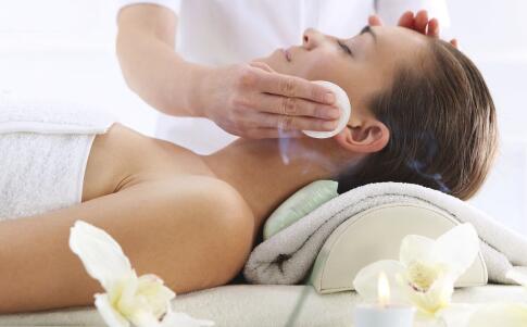 下巴為何總愛長痘痘 下巴長痘痘的原因是什么 如何來給肌膚排毒