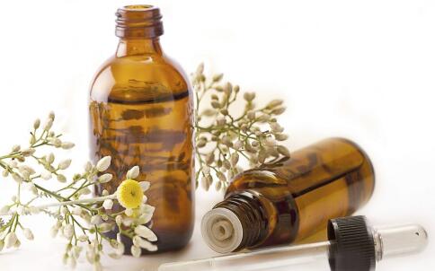 皮膚總是油油的 是什么原因 皮膚總是油油的是什么原因 皮膚油膩的原因 皮膚為什么會(huì)油膩