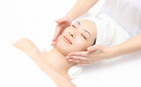 背部長痘怎么辦 背部痘痘要如何去除 長痘怎么辦