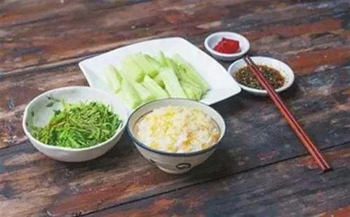 臉上長痘痘能不能化妝？