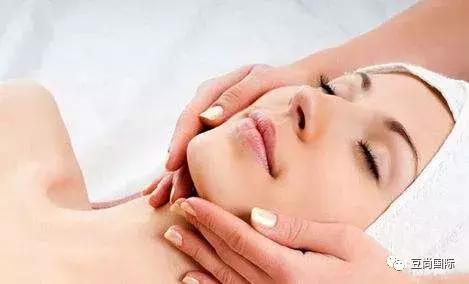 面部T區(qū)出油長痘怎么辦？