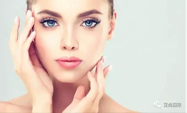 愛長痘痘是因?yàn)槿鄙倬S生素？