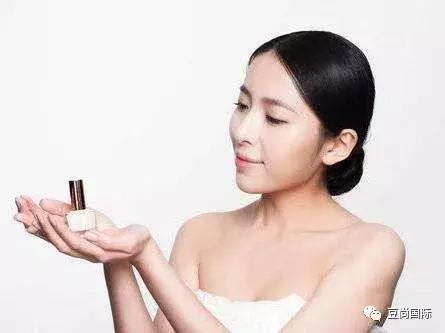 秋季易引發(fā)肌膚問題的護(hù)膚習(xí)慣有哪些？