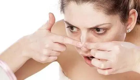 亂擠危險(xiǎn)三角區(qū)的痘痘會(huì)致命？