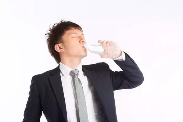 痘痘變白了，自己該不該擠？