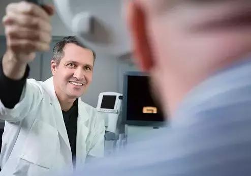 痘痘變白了，自己該不該擠？