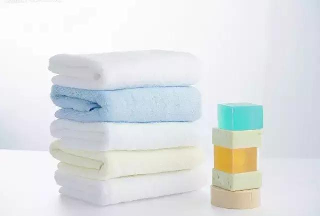 痘痘變白了，自己該不該擠？